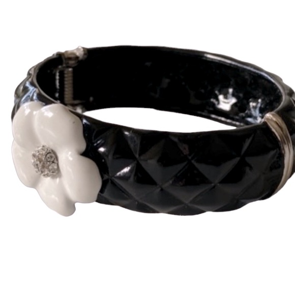 BLACK ENAMEL BANGLE BRACELET W/ A WHITE ENAMEL FLOWER & CZS - Picture 13 of 16